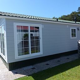 Chalet Bregkoog 205 in De Koog Texel, vacation home with sliding doors to the garden.