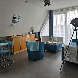 Gemuetlicher Innenbereich von Apartments Anna - Apartment 15 in De Koog, Texel, mit modernen Moebeln und viel Licht.