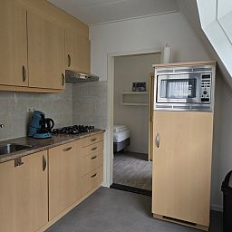 Voll ausgestattete Kueche in Apartments Anna - Apartment 15 in De Koog, Texel, mit modernen Geraeten.