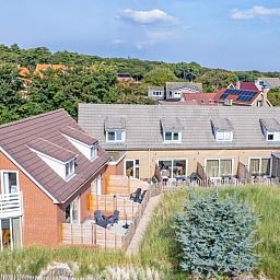Aerial photo of Vogelweelde vacation home, De Koog, Texel, surrounded by green nature.