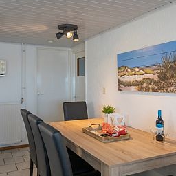 Essecke im Bungalow 1, De Koog, Texel mit moderner Einrichtung und gemuetlicher Atmosphaere fuer Familienessen.