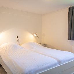 Attraktives Schlafzimmer im Bungalow 1, De Koog, Texel mit Doppelbett und ruhigem Ambiente fuer eine gute Nachtruhe.