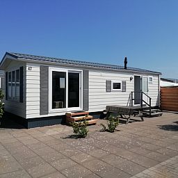 Chalet Bregkoog 47 'De Muy' on Texel. Vacation home with sunny terrace in De Koog, ideal for relaxation.