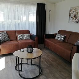 Cozy living room of Chalet Bregkoog 47 'De Muy' in De Koog, Texel. Comfortable seating area for relaxing evenings.