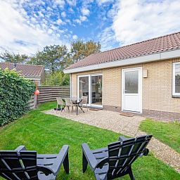 Outdoor space with comfortable chairs at De Strandvondst in De Koog, Texel.