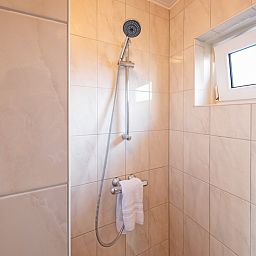 Modern bathroom with shower in De Strandvondst vacation home, De Koog, Texel.