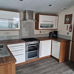 Stylish kitchen in Chalet Bregkoog 16 Zanderij, De Koog Texel, with ample storage and modern appliances.