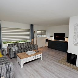 Gemuetliches Wohnzimmer von Ruijslaan 75 / de Paddestoel, Ferienhaus in De Koog, Texel, mit bequemen Sofas.