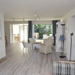 Helles Wohnzimmer mit Zugang zur Terrasse in Ruijslaan 75 / de Paddestoel, Ferienhaus in De Koog, Texel.