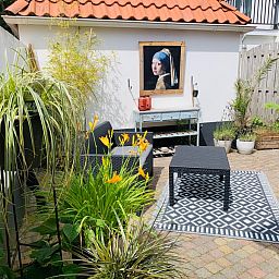 Stilvolle Einrichtung des Ferienhauses Texel D, De Koog, Texel, mit moderner Kueche und geraeumiger Sitzecke.