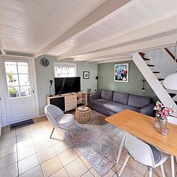 Helles Wohnzimmer im Ferienhaus Texel D, De Koog, Texel, mit komfortablen Moebeln und einer einladenden Atmosphaere.