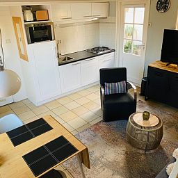 Modernes Badezimmer im Ferienhaus Texel D, De Koog, Texel, mit Dusche und stilvoller Einrichtung.