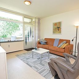 Helles und geraeumiges Wohnzimmer des Appartements Kerckeland 64 in De Koog, Texel, ideal zum Entspannen.