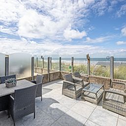 Geniet van het terras van Appartement - 4-persoons (1533) met uitzicht op de duinen van De Koog, Texel, ideaal voor ontspanning.