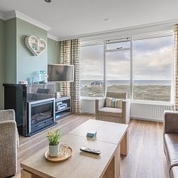 Comfortabele zithoek met uitzicht op de kust in Appartement Juliana 164 Zeezicht, Texel.