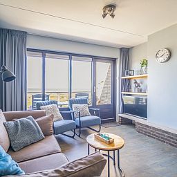 Helles Wohnzimmer mit bequemen Sitzgelegenheiten im Apartment Juliana 156 Zeezicht, De Koog, Texel.
