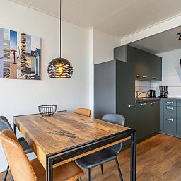 Moderne Kueche und Essbereich im Appartement Juliana 172 Eilandzicht, De Koog Texel, ideal fuer einen Urlaub auf den Watteninseln.