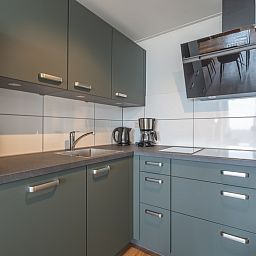 Stilvolle Kueche mit modernen Geraeten in Appartement Juliana 172 Eilandzicht, gelegen in De Koog auf Texel.