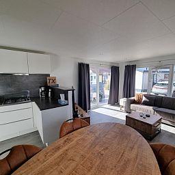 Chaletpark Bregkoog - Chalet 45 TX45 in De Koog, Texel, offene Kueche und heller Wohnbereich im Ferienhaus.