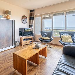 Cozy sitting area in Apartment Juliana 168 Zeezicht, De Koog Texel, overlooking the coastline.