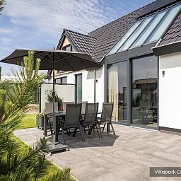 Geraeumige Terrasse in der Luxus-Familienvilla 6p in De Koog, Texel, umgeben von Natur auf den Watteninseln.