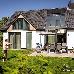 Gemuetlicher Garten der Luxus-Familienvilla 6p in De Koog, Texel, ideal fuer Familienaktivitaeten auf den Watteninseln.