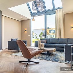 Stilvolles Wohnzimmer der Luxus-Familienvilla 6p in De Koog, Texel mit moderner Einrichtung auf den Watteninseln.
