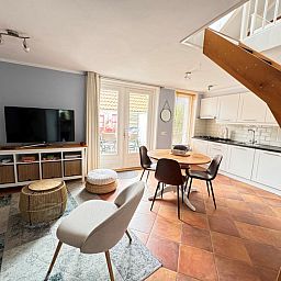 Open kitchen and dining area in Texel A, De Koog, with modern amenities and lots of light.