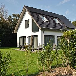 Sonnige Terrasse in Tapuit 10a, Ferienhaus in De Koog, Texel, umgeben von Gruen.