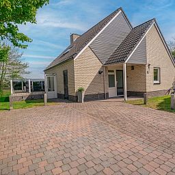 Spacious driveway at Holiday home Honeysuckle 69 with sauna in De Koog, Texel, ideal for multiple vehicles.