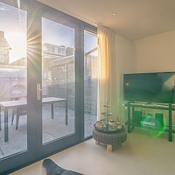 Bright living space overlooking the terrace in Het Bospad - Brink 15, De Koog, Texel. Enjoy the natural surroundings.