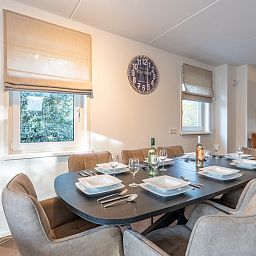 Zonnige woonkamer in Landhuis Het Oude Dijkje, vakantiewoning De Koog, Texel, met toegang tot het terras.