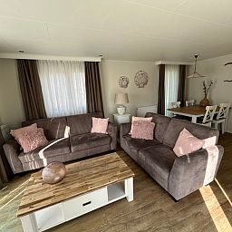 Gemuetliches Wohnzimmer von Chalet Bregkoog 213, Chaletpark Bregkoog in De Koog Texel, mit bequemen Sofas.