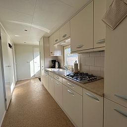 Moderne Kueche von Chalet Bregkoog 213, Chaletpark Bregkoog in De Koog Texel, mit kompletter Ausstattung.