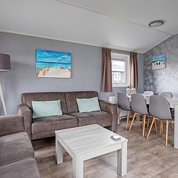 Cozy living room of Chalet Bregkoog 7 in De Koog, Texel with comfortable seating area at Chaletpark Bregkoog.