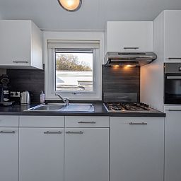 Fully equipped kitchen of Chalet Bregkoog 7, De Koog, Texel with modern appliances.