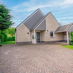 Entrance and driveway of Holiday home Honeysuckle 65, a charming residence in De Koog on Texel.