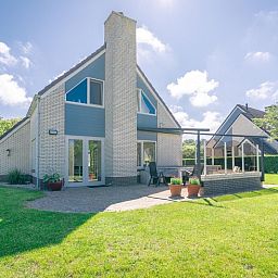 Ferienhaus Honeysuckle 75 in De Koog, Texel mit sonnigem Garten und moderner Architektur.