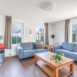 Gemuetliches Wohnzimmer des Ferienhauses Kamperfoelie 75 in De Koog, Texel mit bequemen Sofas.