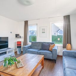 Helles, modern eingerichtetes Wohnzimmer im Ferienhaus Kamperfoelie 75, De Koog, Texel.