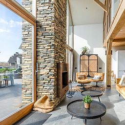 Offener Wohnbereich in der Villa 181 mit Whirlpool, De Koog Texel, mit Blick auf den Garten.