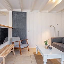 Stylish sitting area in vacation home 32b Pollux, De Koog, Texel with wooden elements.