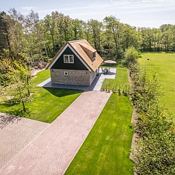 Aerial view of Landhuis De Wije Blick, vacation accommodation in De Koog, Texel, with spacious garden and wooded surroundings.