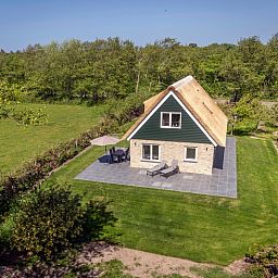 Landhuis De Wije Blick, charming vacation home in De Koog, Texel, with terrace and green nature all around.