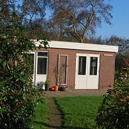 Front view of De Koperwiek vacation home in De Koog Texel surrounded by nature.