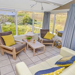 Gemuetliches Wohnzimmer von Achter de Brem in De Koog, Texel, mit Blick auf den Garten.