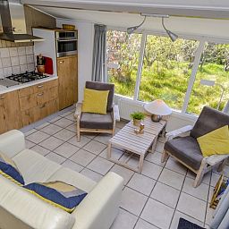 Helles Wohnzimmer in Achter de Brem, De Koog, Texel, mit Blick auf die gruene Umgebung.