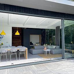 Modern dining room in De Koerie vacation home De Koog Texel with stylish decor and views of nature.