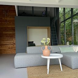 Stylish interior of De Koerie vacation home De Koog Texel with modern furniture and natural elements.