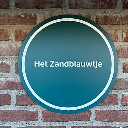 Sign with name Het Zandblauwtje at vacation home in De Koog Texel